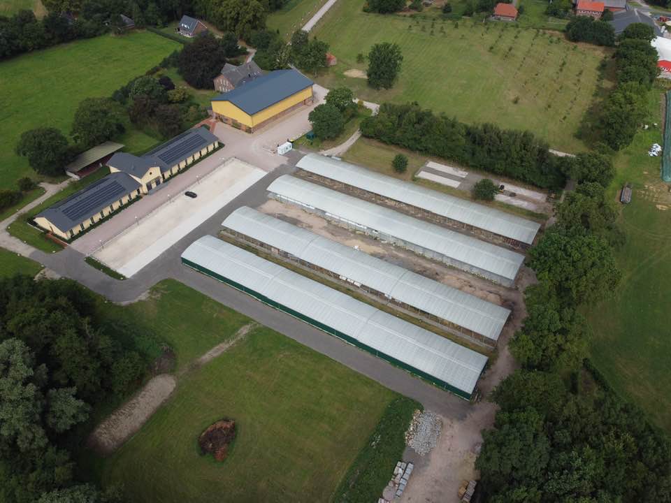 Sonne bei Regen und Eislaufen im Sommer: Die Eissportanlage ist fertiggestellt