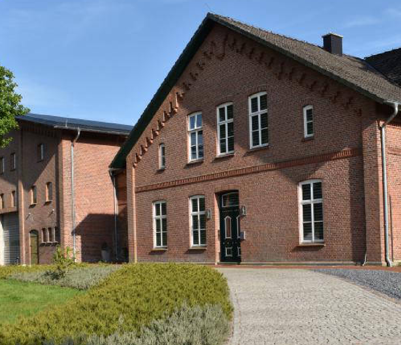 Das Herrenhaus kann für Hochzeits- & Firmenfeiern gebucht werden